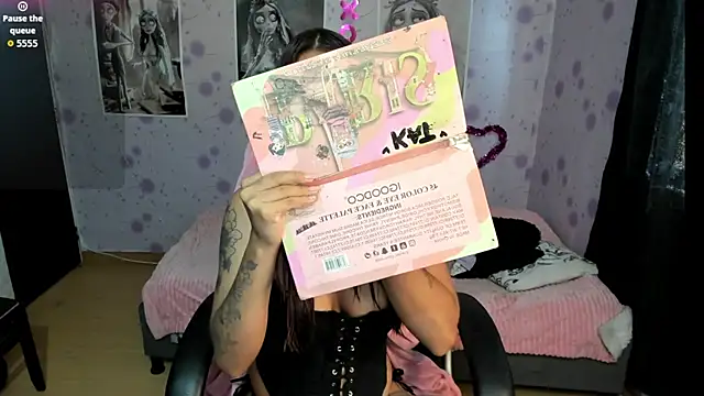 Snapshot of Medussa_katt chatting on 11.19.25 Medussa katt online show from 11.19.25