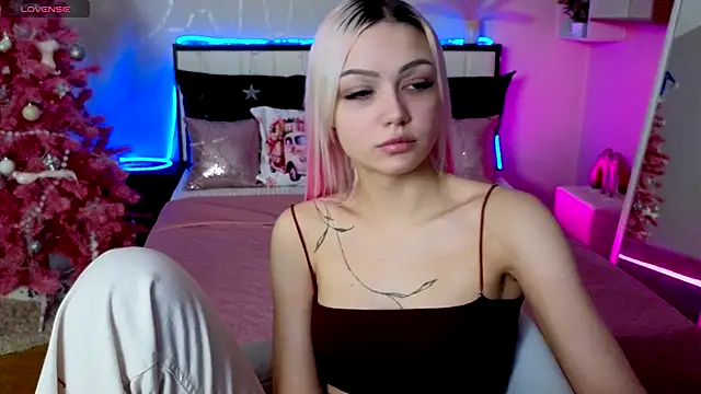 LinaLirian online show from 12.16.25