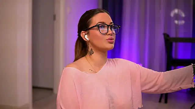 Snapshot of AryaDeluna chatting on 11.26.25 AryaDeluna online show from 11.26.25