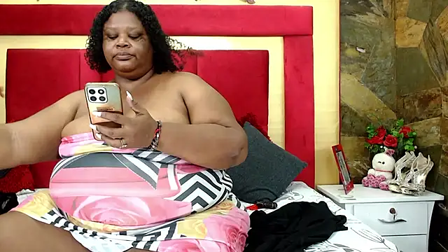 Snapshot of Exoticbigmandy chatting on 04.10.26 Exoticbigmandy online show from 04.10.26