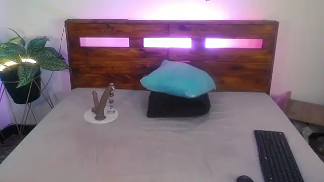 Snapshot of Yeseniaa25_ chatting on 10.02.25 Yeseniaa25 online show from 10.02.25