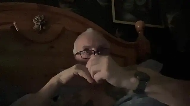 Snapshot of poggles chatting on 12.04.25 poggles online show from 12.04.25