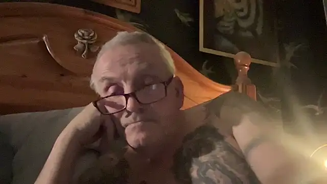 Snapshot of poggles chatting on 02.06.26 poggles online show from 02.06.26