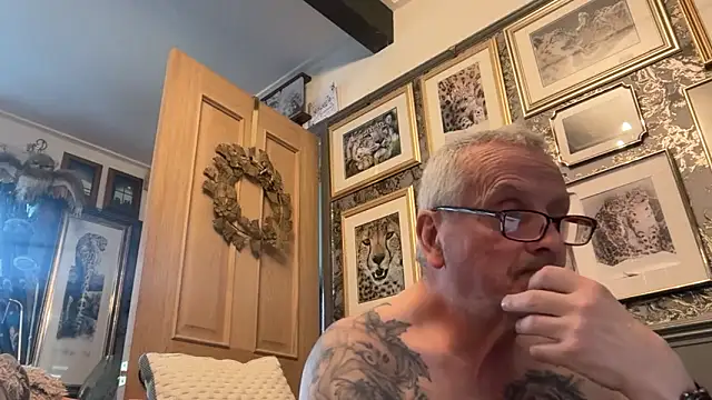 Snapshot of poggles chatting on 02.09.26 poggles online show from 02.09.26