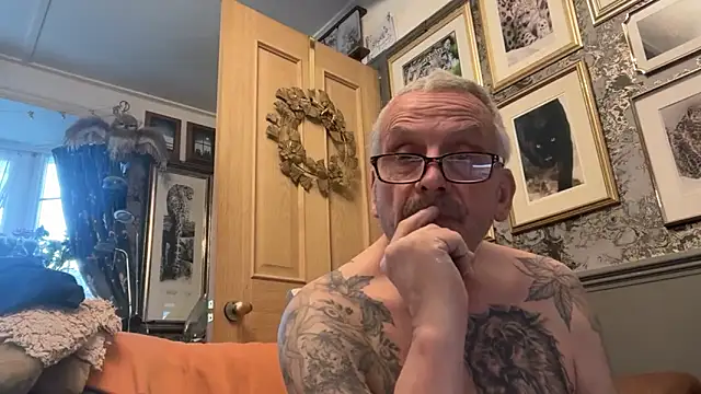 Snapshot of poggles chatting on 02.12.26 poggles online show from 02.12.26