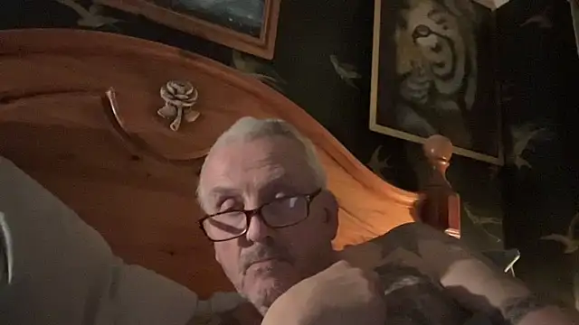 Snapshot of poggles chatting on 02.13.26 poggles online show from 02.13.26