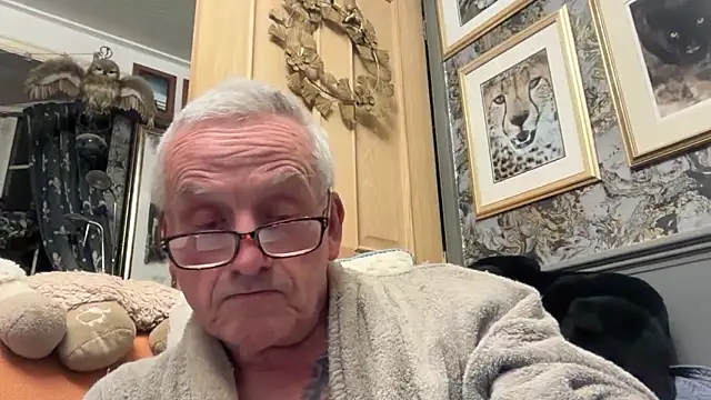 Snapshot of poggles chatting on 02.15.26 poggles online show from 02.15.26