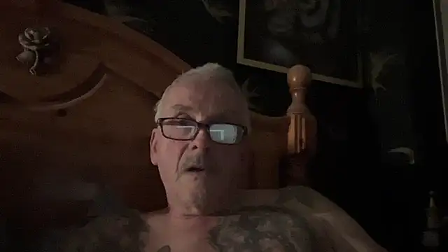 Snapshot of poggles chatting on 02.19.26 poggles online show from 02.19.26