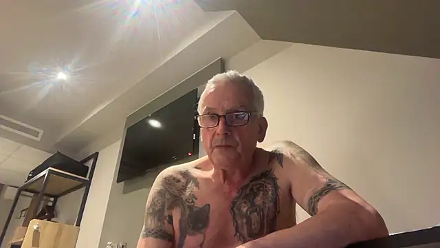 Snapshot of poggles chatting on 02.20.26 poggles online show from 02.20.26