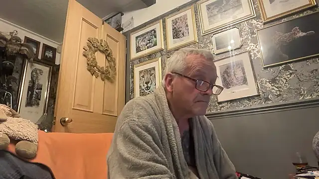 Snapshot of poggles chatting on 02.22.26 poggles online show from 02.22.26