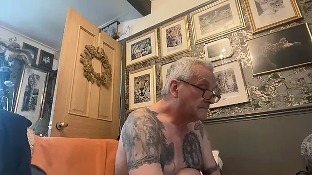 Snapshot of poggles chatting on 02.23.26 poggles online show from 02.23.26