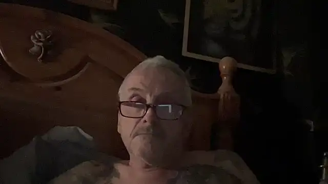 Snapshot of poggles chatting on 02.26.26 poggles online show from 02.26.26