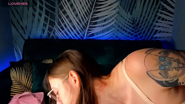 Snapshot of ChristyCrayme chatting on 11.21.25 ChristyCrayme online show from 11.21.25