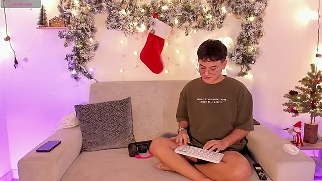 Snapshot of Young_Ben chatting on 12.04.25 Young Ben online show from 12.04.25