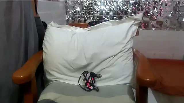 Snapshot of rose-crystal chatting on 11.02.25 rose-crystal online show from 11.02.25