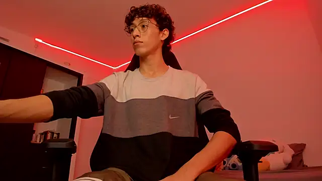 Snapshot of velvet_skyn chatting on 10.04.25 velvet skyn online show from 10.04.25