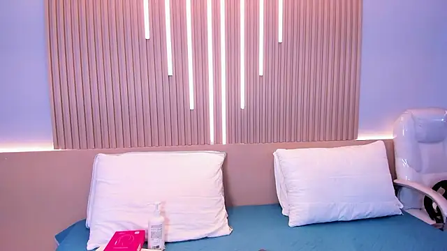 Snapshot of Camile_cute chatting on 02.14.26 Camile cute online show from 02.14.26