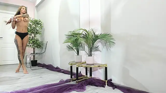 Snapshot of MayaHellen chatting on 12.14.25 MayaHellen online show from 12.14.25