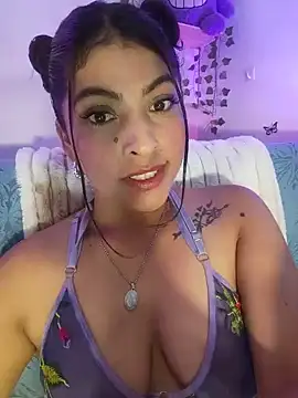 Snapshot of Fox_Roxxan chatting on 06.19.26 Fox Roxxan online show from 06.19.26