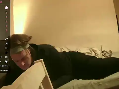 Snapshot of avamaxwell chatting on 09.10.25 avamaxwell online show from 09.10.25