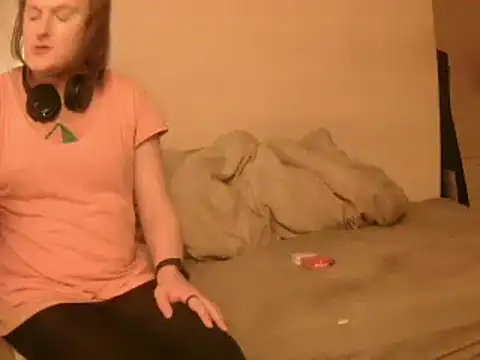 Snapshot of avamaxwell chatting on 10.04.25 avamaxwell online show from 10.04.25