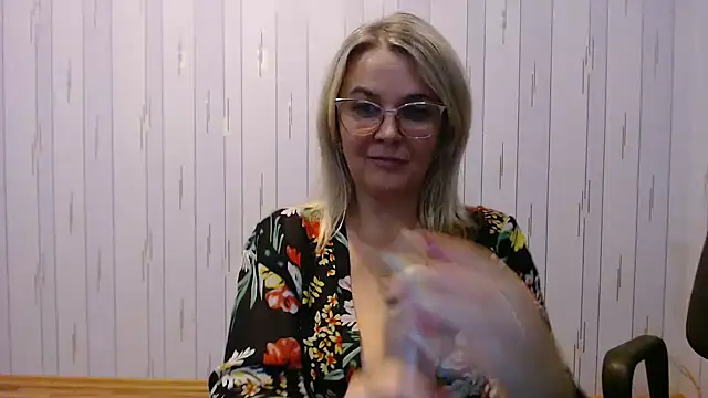 Snapshot of EleanoraDream chatting on 10.12.25 EleanoraDream online show from 10.12.25