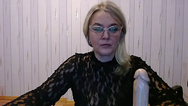 Snapshot of EleanoraDream chatting on 10.13.25 EleanoraDream online show from 10.13.25