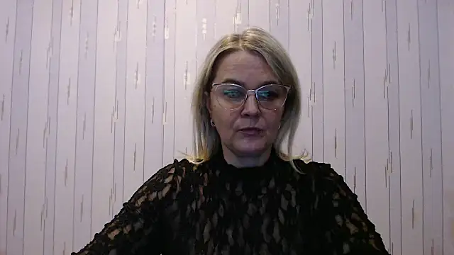 Snapshot of EleanoraDream chatting on 10.15.25 EleanoraDream online show from 10.15.25