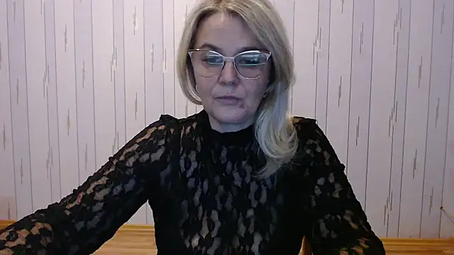 Snapshot of EleanoraDream chatting on 10.16.25 EleanoraDream online show from 10.16.25