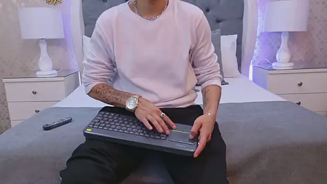 ZoeKrug online show from 11.24.25