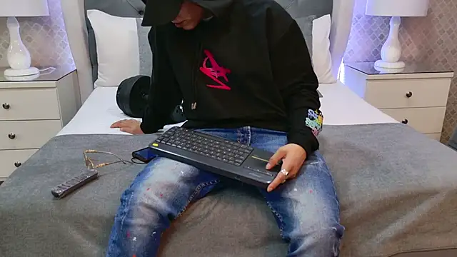 ZoeKrug online show from 12.22.25