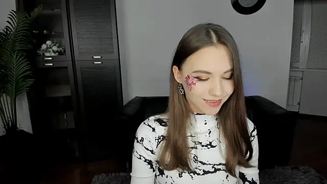 Snapshot of EllaCurtis chatting on 10.05.25 EllaCurtis online show from 10.05.25