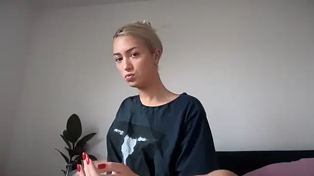 Snapshot of Kitty_Swetty chatting on 10.13.25 Kitty Swetty online show from 10.13.25