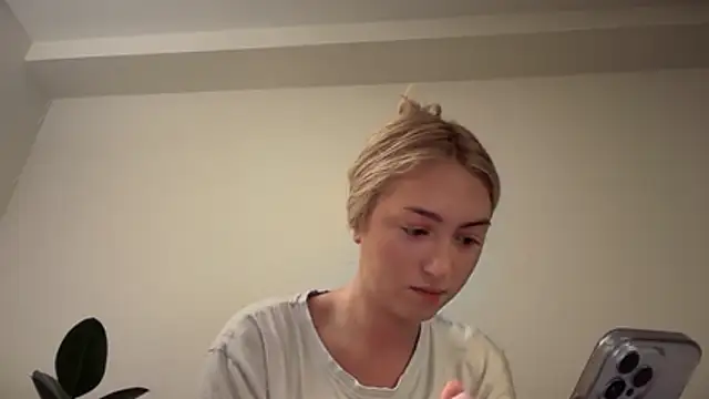 Snapshot of Kitty_Swetty chatting on 12.17.25 Kitty Swetty online show from 12.17.25