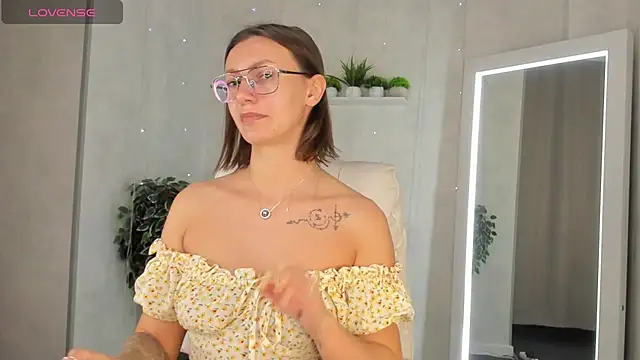 Elina Gravess online show from 09.08.25