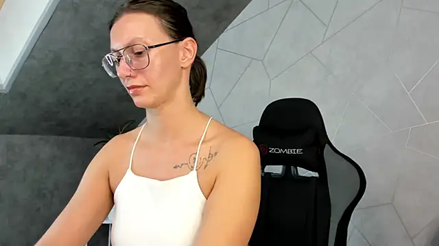 Elina Gravess online show from 09.20.25