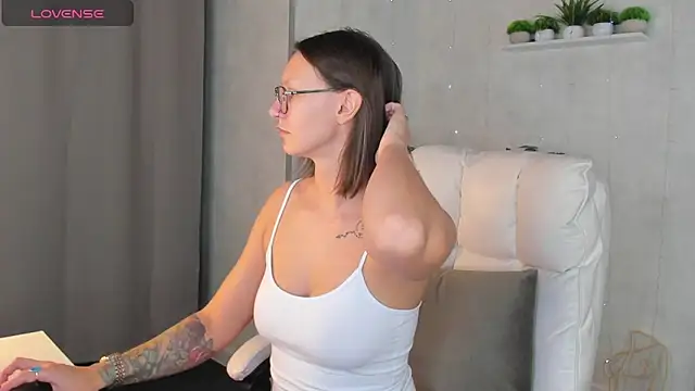 Elina Gravess online show from 10.07.25