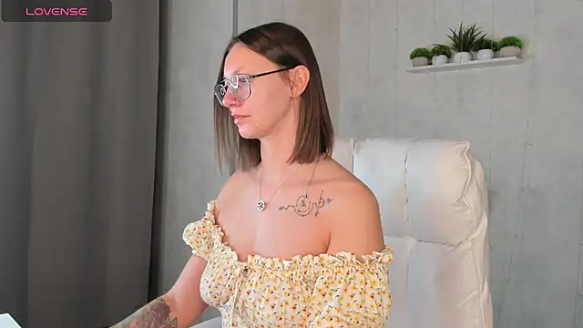 Elina Gravess online show from 10.15.25