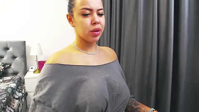 Snapshot of Casiana_ chatting on 11.20.25 Casiana online show from 11.20.25