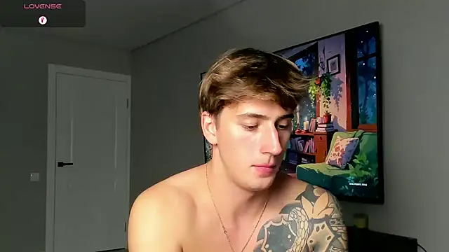 Snapshot of DaniHort chatting on 10.26.25 DaniHort online show from 10.26.25