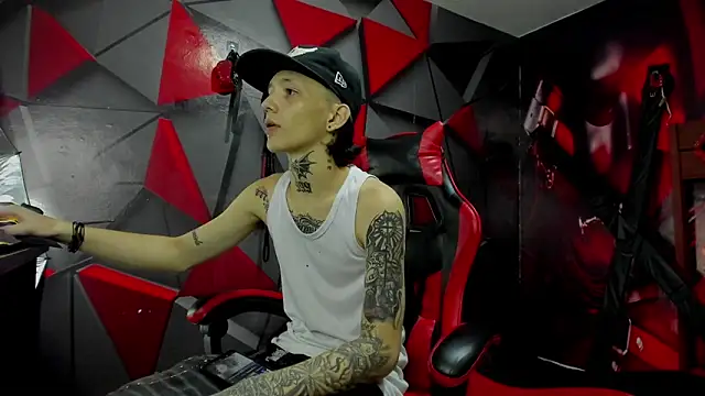 Snapshot of StraightBoy_Nick chatting on 09.21.25 StraightBoy Nick online show from 09.21.25