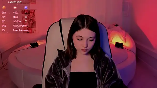 Snapshot of Kimmie_shine chatting on 10.18.25 Kimmie shine online show from 10.18.25