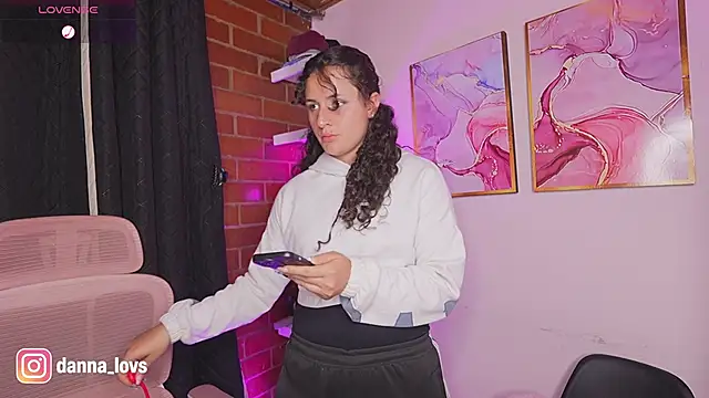 Dannaa Lovs online show from 10.30.25