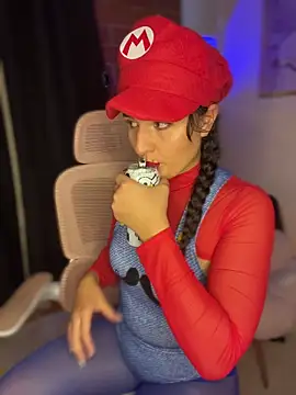 Dannaa Lovs online show from 10.31.25