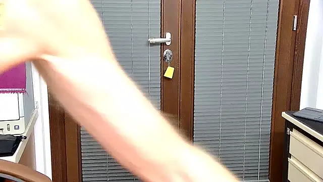 Snapshot of ROBY_SWEETHOT chatting on 10.22.25 ROBY SWEETHOT online show from 10.22.25