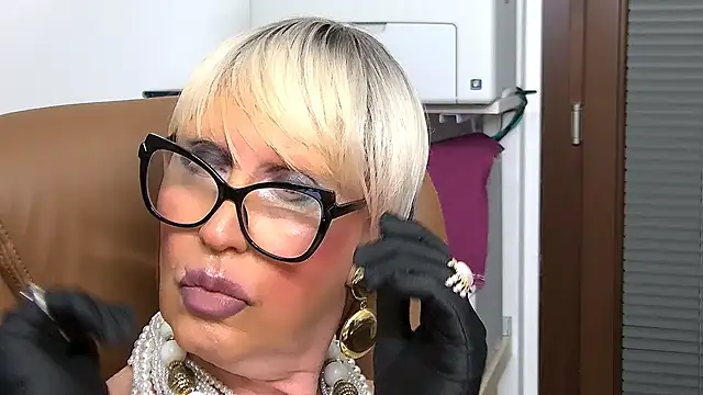 Snapshot of ROBY_SWEETHOT chatting on 11.19.25 ROBY SWEETHOT online show from 11.19.25