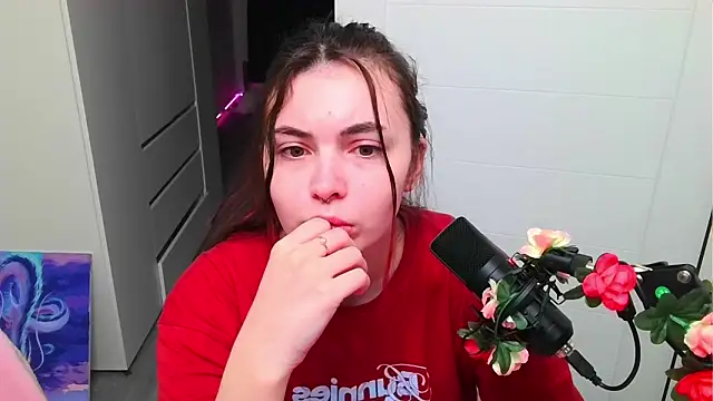 Snapshot of peachyness chatting on 02.27.26 peachyness online show from 02.27.26