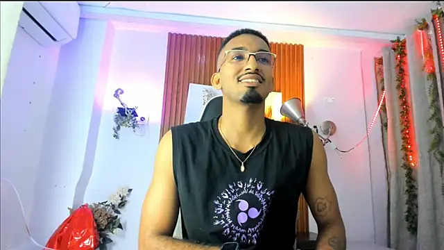 Snapshot of Darwin_mayo chatting on 10.13.25 Darwin mayo online show from 10.13.25