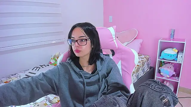 Snapshot of alexaa_fox chatting on 11.12.25 alexaa fox online show from 11.12.25