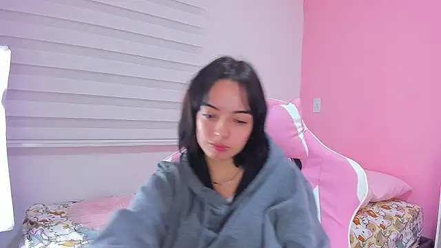 Snapshot of alexaa_fox chatting on 12.19.25 alexaa fox online show from 12.19.25